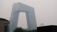 Smog zahaľujúci fancy budovu televízie