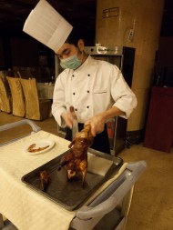 "Peking roast duck" Ujo nám ho seká keďže paličkami by sa inak nedal jesť.